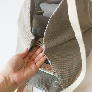 フックを使って口をすぼめられます(TAUPE) フックを使って口をすぼめられます(TAUPE)