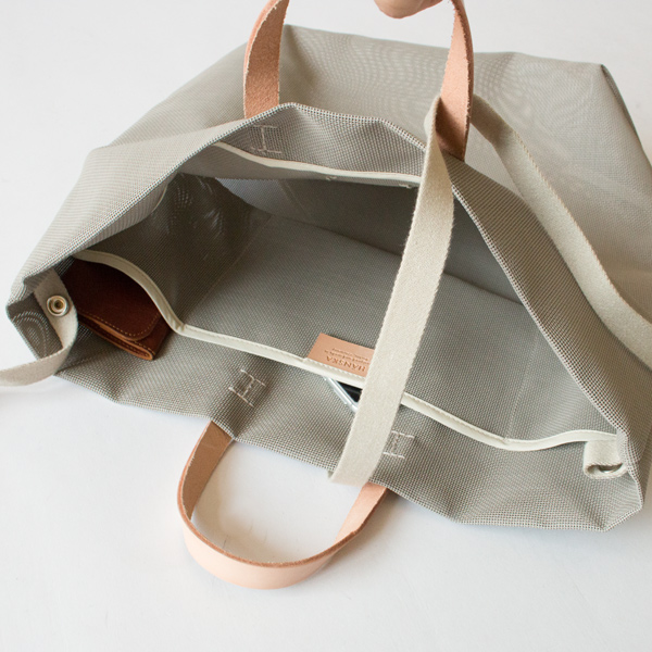 内側の両サイドには小物を入れられるポケット付き(TAUPE)