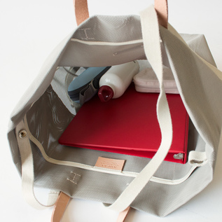 たっぷりと荷物を入られます(TAUPE) たっぷりと荷物を入られます(TAUPE)