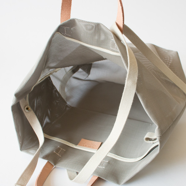 たっぷりと荷物を入られます(TAUPE)