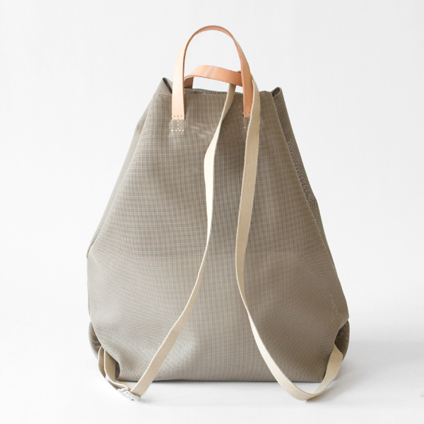 ショルダーは片掛けにも両掛けにもできます(TAUPE)