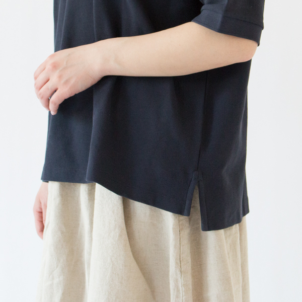 裾にはスリットが入っています (DK.NAVY S)