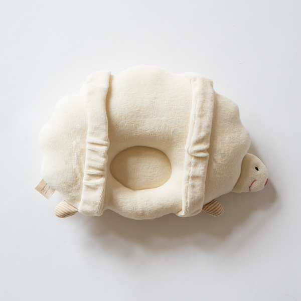 ベルト付きで腕を通せば、授乳時や寝かしつけの抱っこにも使えます。