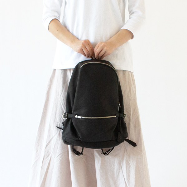 レザー素材にしては軽めの作りで丈夫なバックパックです(BLACK)