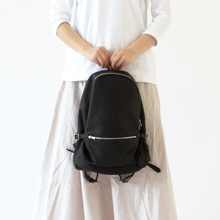 レザー素材にしては軽めの作りで丈夫なバックパックです(BLACK) ※チャームは付属していません。 レザー素材にしては軽めの作りで丈夫なバックパックです(BLACK) ※チャームは付属していません。