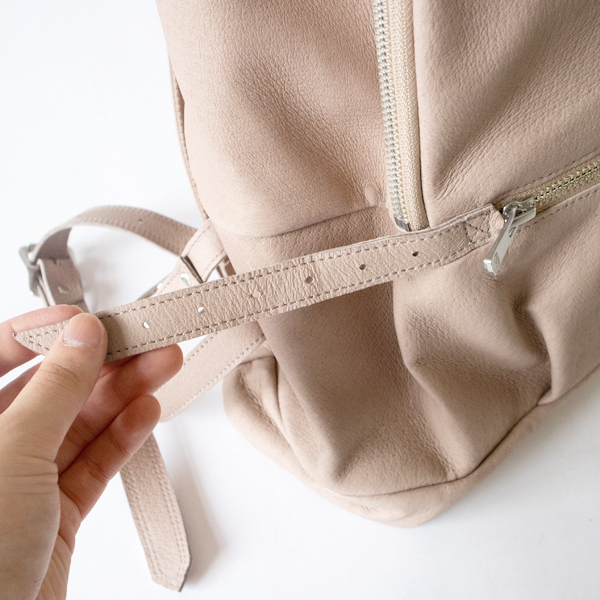 ベルトを絞ることで全体のフォルムを引き締めることもできます(PINK BEIGE)