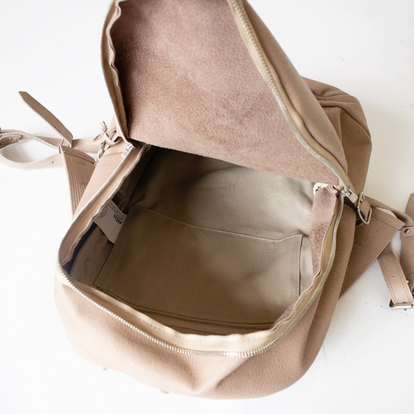底のマチが広く、たっぷりと収納することができます(PINK BEIGE)