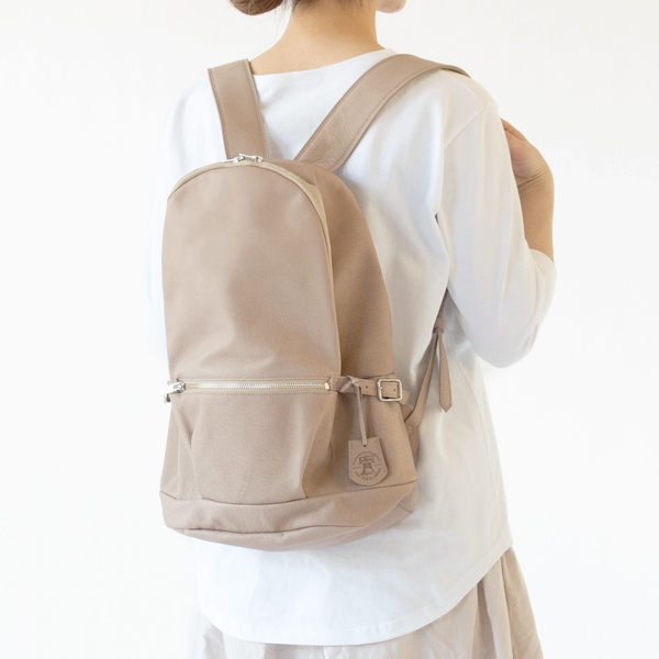 見た目以上に丈夫なリュックに仕上がっています(PINK BEIGE)