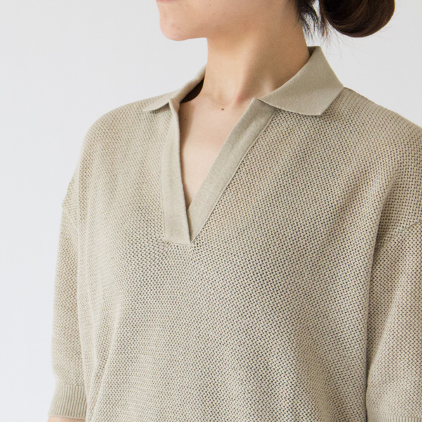 スキッパーシャツのディテールを取り入れた襟元(beige)