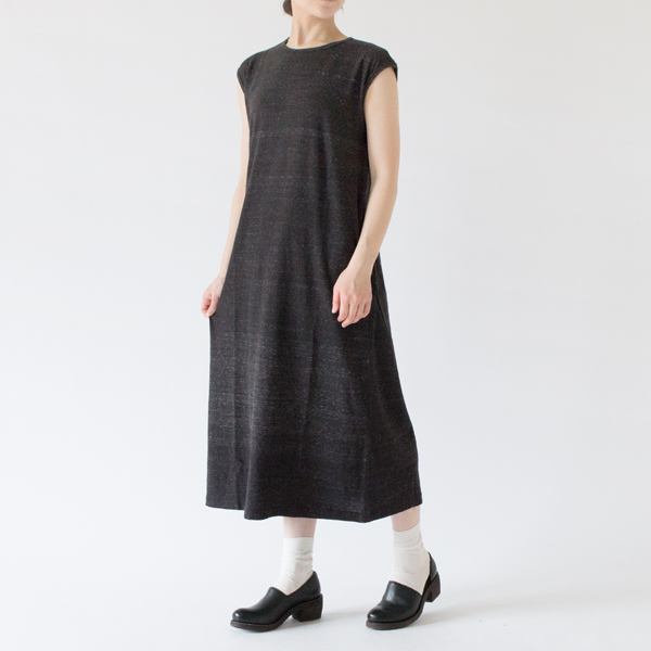 一枚でもさらりと着こなせるワンピース(black melange、身長162cm)