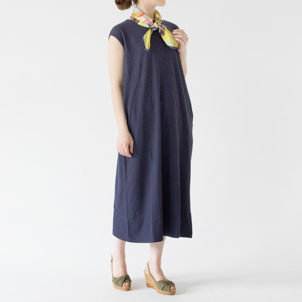スカーフとの相性も素敵(navy melange、身長162cm)
