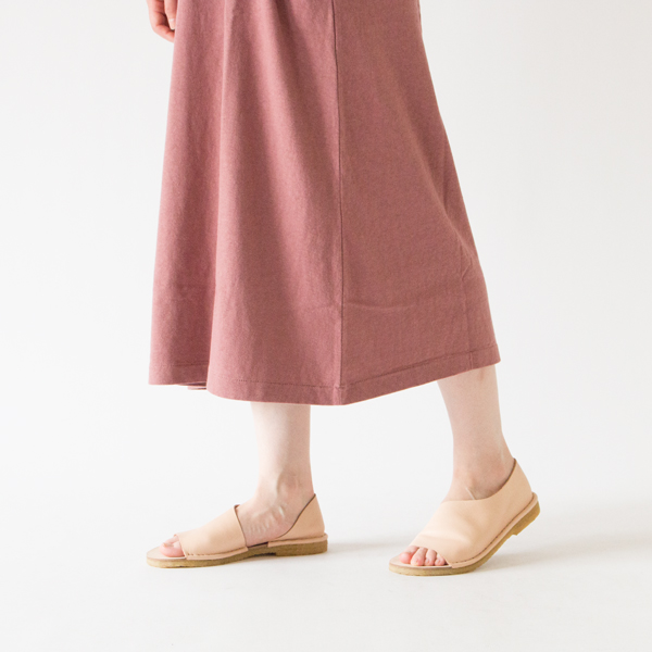 サンダルやスニーカーとも合わせやすい丈感(mauve pink、身長162cm)