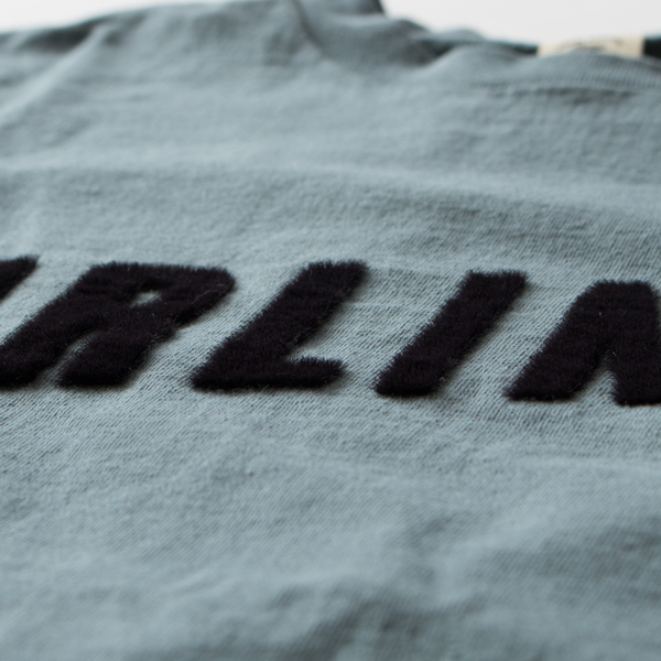 文字はフロッキー(静電気植毛)プリントで表現