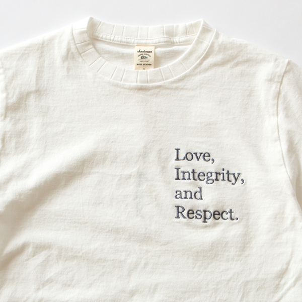 ベースとなるのは、首元がリブになったハーフスリーブTシャツ ベースとなるのは、首元がリブになったハーフスリーブTシャツ