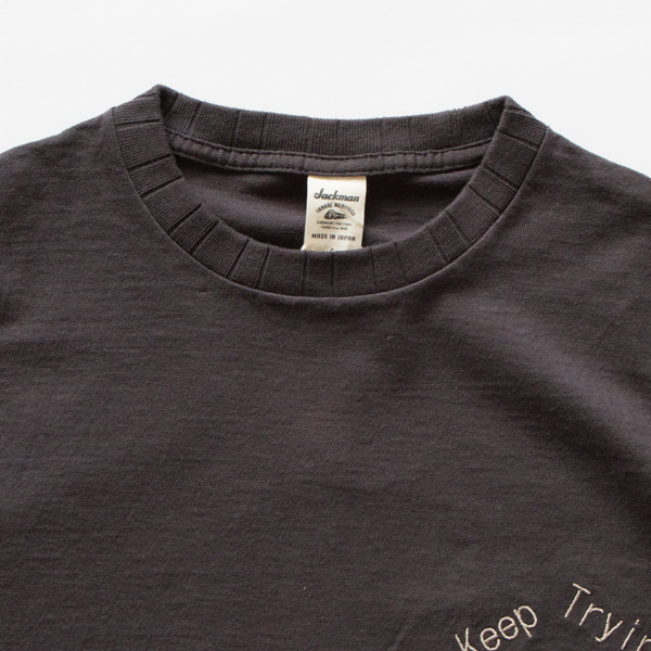 ベースとなるのは、首元がリブになったハーフスリーブTシャツ ベースとなるのは、首元がリブになったハーフスリーブTシャツ