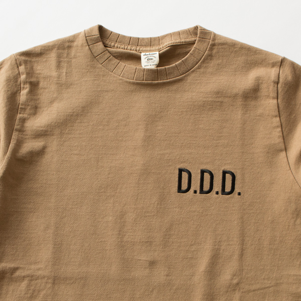 ベースとなるのは、首元がリブになったハーフスリーブTシャツ ベースとなるのは、首元がリブになったハーフスリーブTシャツ