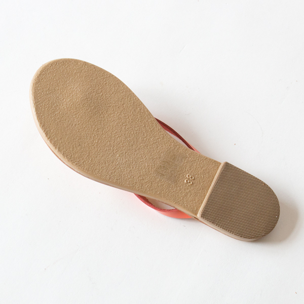 アウトソールは滑りにくい熱可塑性ゴム アウトソールは滑りにくい熱可塑性ゴム