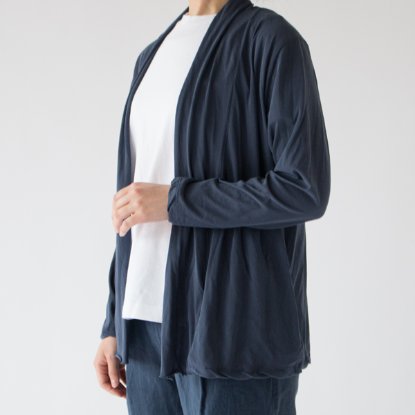 袖、裾は長すぎない程よい丈感(BLUE GREY)