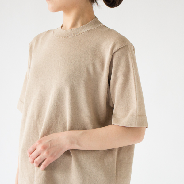 Tシャツのようにストンと落ちるシルエット(BEIGE)