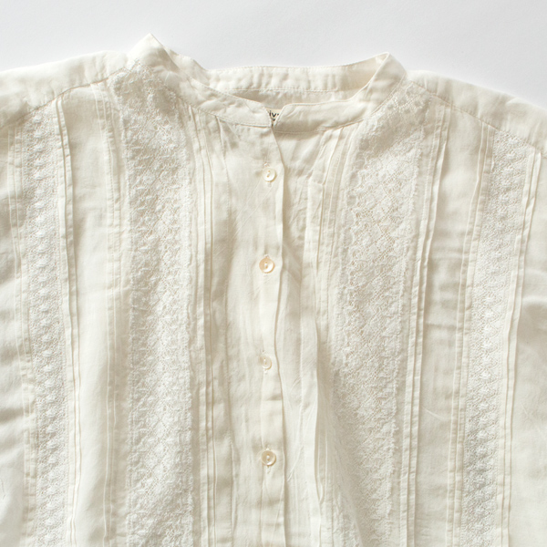 お手持ちの服に合わせやすいブラウス