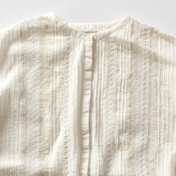 アンティークレースからインスパイヤされたリバーレースとピンタックの組み合わせ アンティークレースからインスパイヤされたリバーレースとピンタックの組み合わせ