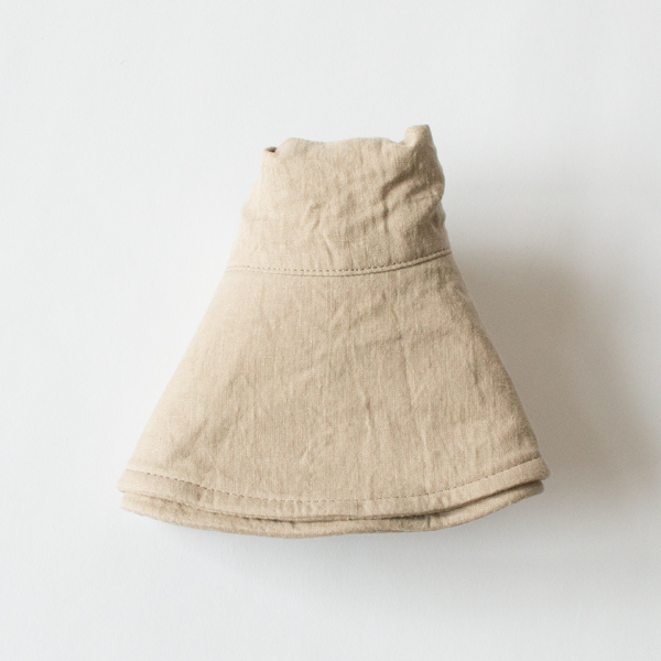 小さく折りたたんでバッグの中に収納できます(BEIGE)
