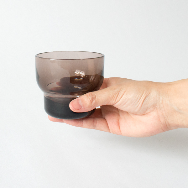 くぼみが手にフィットして持ちやすい形 くぼみが手にフィットして持ちやすい形