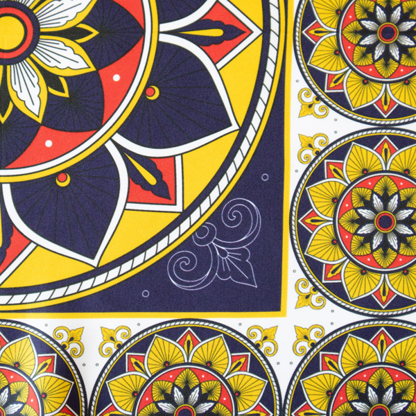 繊細なデザインは思わず見入ってしまうほど(NAVY×YELLOW)