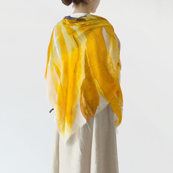 ショールのように広げればデザインを大きく見せることができます(身長162cm) ショールのように広げればデザインを大きく見せることができます(身長162cm)