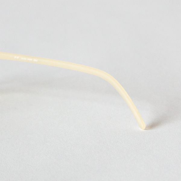 無駄を感じない洗練されたシェイプ(CREAM)