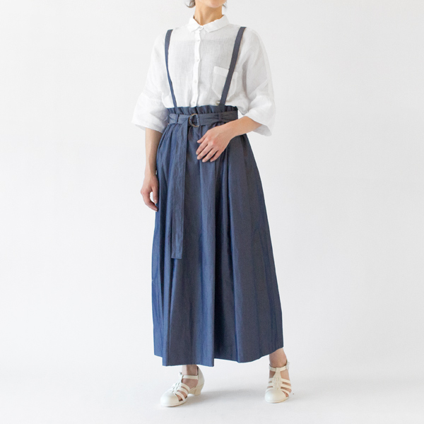 ふわりとボリュームのあるシルエット(BLUE、身長162cm)