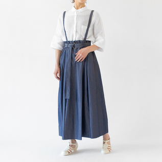 ふわりとボリュームのあるシルエット(BLUE、身長162cm)