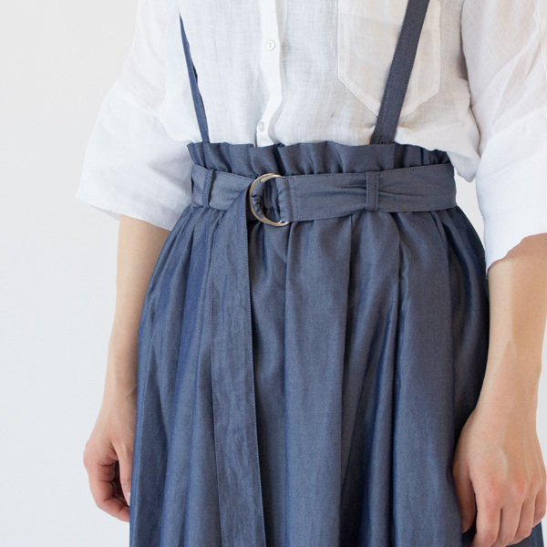 ベルトで様々な着こなしを楽しめます(BLUE)