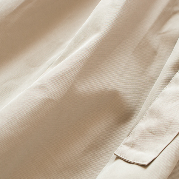 スーツなどにも使われる美しい光沢感のある生地(BEIGE)