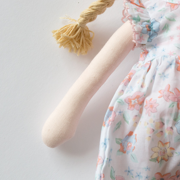 赤ちゃんの手でも握りやすい、すらりとした手足