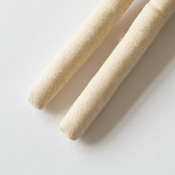 赤ちゃんの手でも握りやすい、すらりとした手足