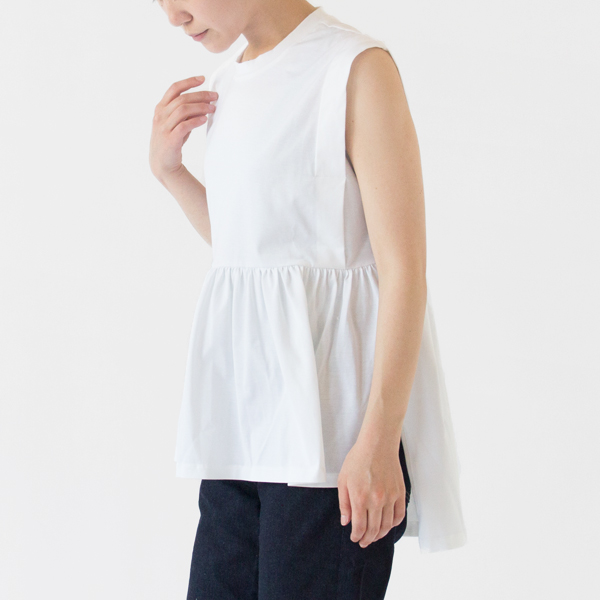 二の腕や肩幅が強調されないようにデザインされた袖周り(WHITE)
