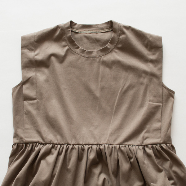 袖口にかかる身頃が腕回りをバランスよくカバー(BEIGE)