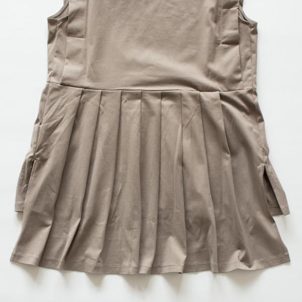 後ろはプリーツでボリューム感のあるシルエットに(BEIGE)