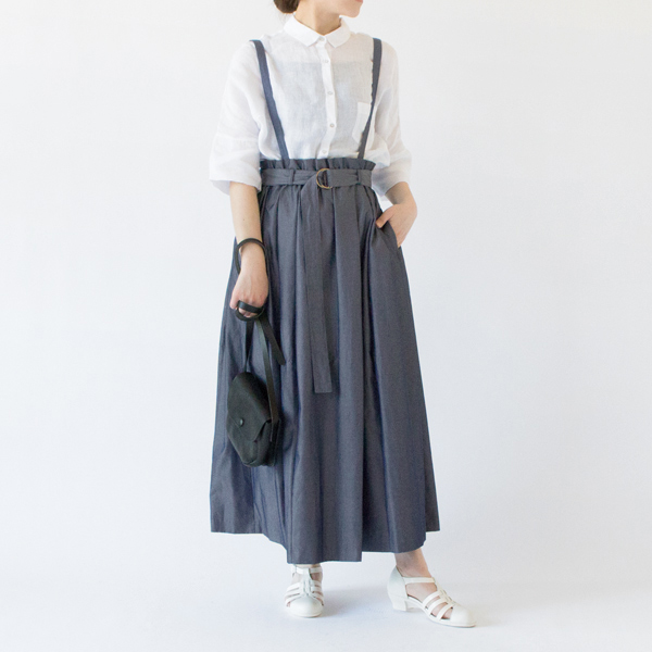 ふわりとボリュームのあるシルエット(BLUE、身長162cm)