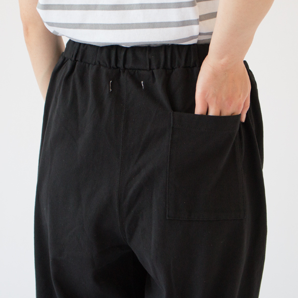 後ろにもポケット付き(BLACK)