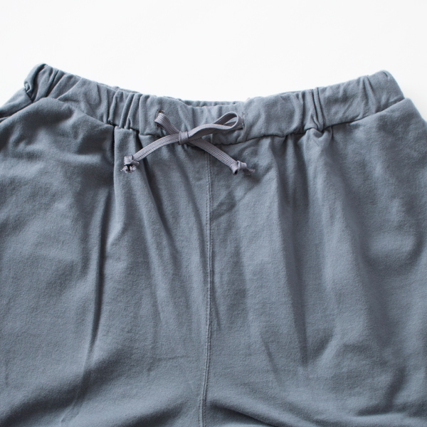 ウエストは楽な穿き心地のゴム仕様(BLUE GREY)