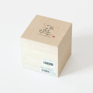 上品な桐箱に入っているので、贈り物におすすめです 上品な桐箱に入っているので、贈り物におすすめです