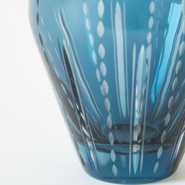 大胆に刻まれた直線と小刻みな点点模様が刻まれています(DOTS BLUE)