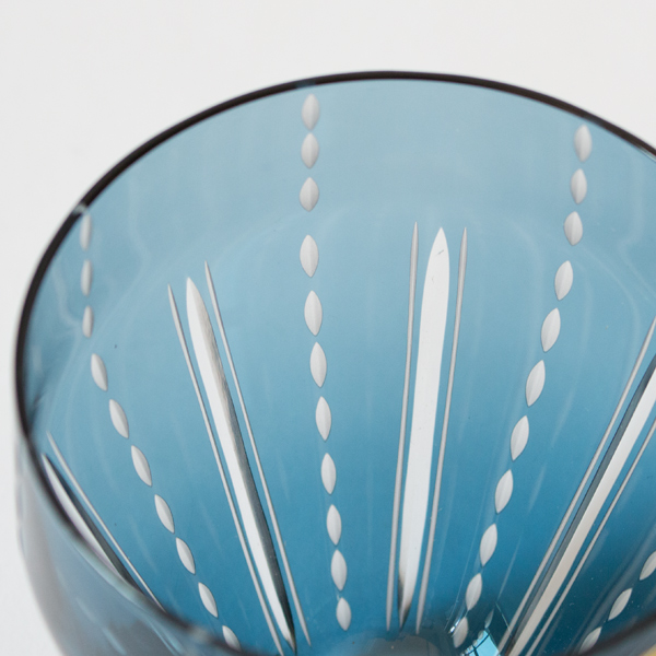 透明なソーダガラスに、切子細工が施されたグラス(DOTS BLUE)