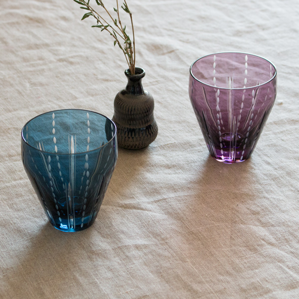 職人の手仕事を肌で感じることのできる逸品です（左：DOTS BLUE、右：DOTS VIOLET）