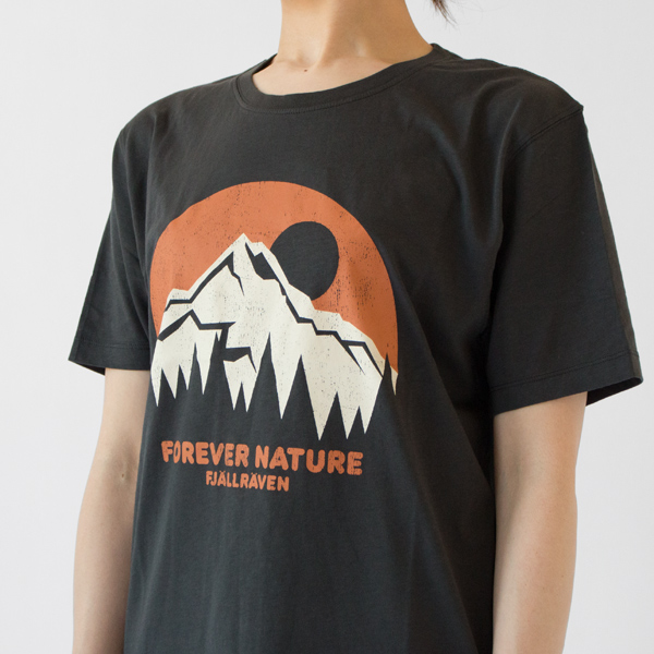 通常のコットン生地よりしなやかさがあり、シワにもなりにくくなっています