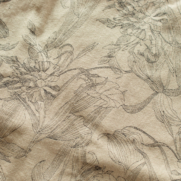 繊細な線で描かれたボタニカル柄で大人っぽい雰囲気に(BEIGE)