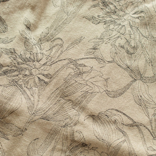 繊細な線で描かれたボタニカル柄で大人っぽい雰囲気に(BEIGE)