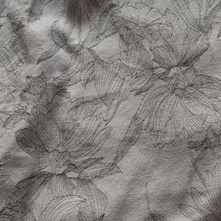 繊細な線で描かれたボタニカル柄で大人っぽい雰囲気に(GREY)